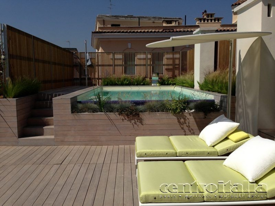 come allontanare gli insetti in piscina